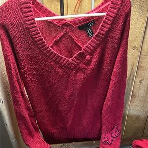 Fox Women's V-Neck Sweater in Rich Red